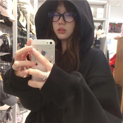 在拥挤的房间拥抱